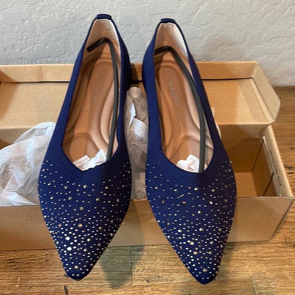 NWT Venus Celia flats